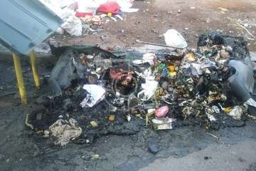 El vandalismo calcina un contenedor en Las Huesas (Telde)/TA.